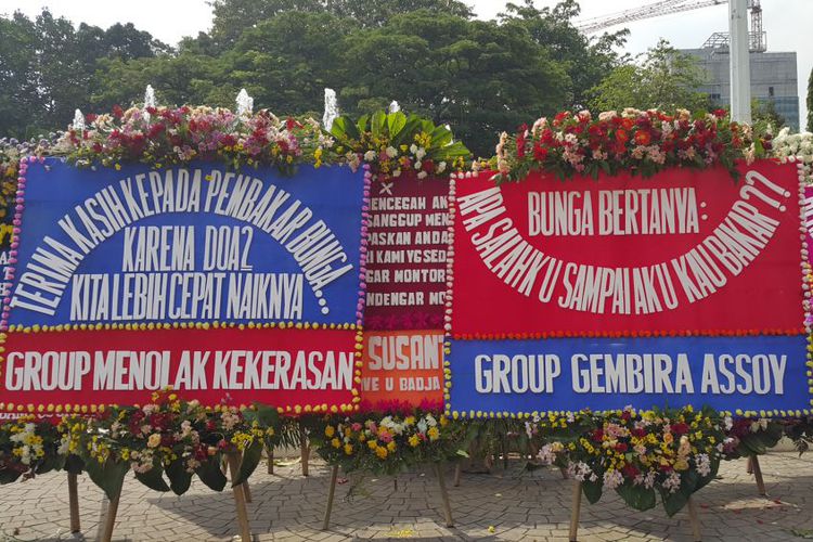 Karangan bunga yang dikirim ke Balai Kota DKI Jakarta untuk merespons pembakaran karangan bunga Gubernur DKI Jakarta Basuki Tjahaja Purnama (Ahok) dan Wakil Gubernur DKI Jakarta Djarot Saiful Hidayat pada Senin (1/5/2017) siang. Karangan bunga tersebut sudah ditempatkan di halaman Balai Kota pada Selasa (2/5/2017) ini. (KOMPAS.com/NURSITA SARI)