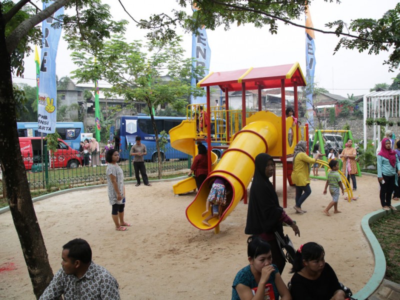 Sarana permainan anak dengan pasir pantai di salah satu RPTRA