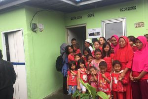 Keluarga Bapak Uwik yang menerima bantuan program bedah rumah dari Pemprov DKI Jakarta. (KOMPAS.com / DANI PRABOWO)