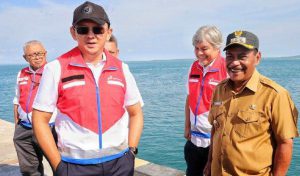 Komisaris Utama Pertamina Basuki Tjahaja Purnama meninjau Pelabuhan Tanjung Batu, Belitung pada Senin (14/8/2023). 
