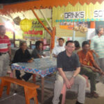 bersama warga di warung