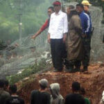 Jokowi-Tanggul-Latuharhary-Foto-Kompas