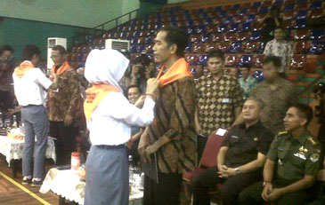 Jokowi Terima Syal