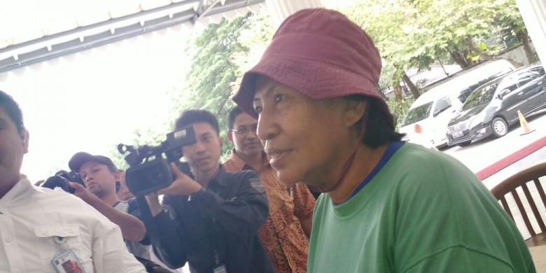 ibu petugas taman - kompascom