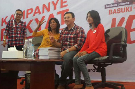 Warga Pisangan Baru, Jatinegara, berterima kasih kepada cagub DKI Jakarta Basuki Tjahaja Purnama yang telah melunasi SPP anaknya. (Foto: Kompas.com/Jessi Carina)